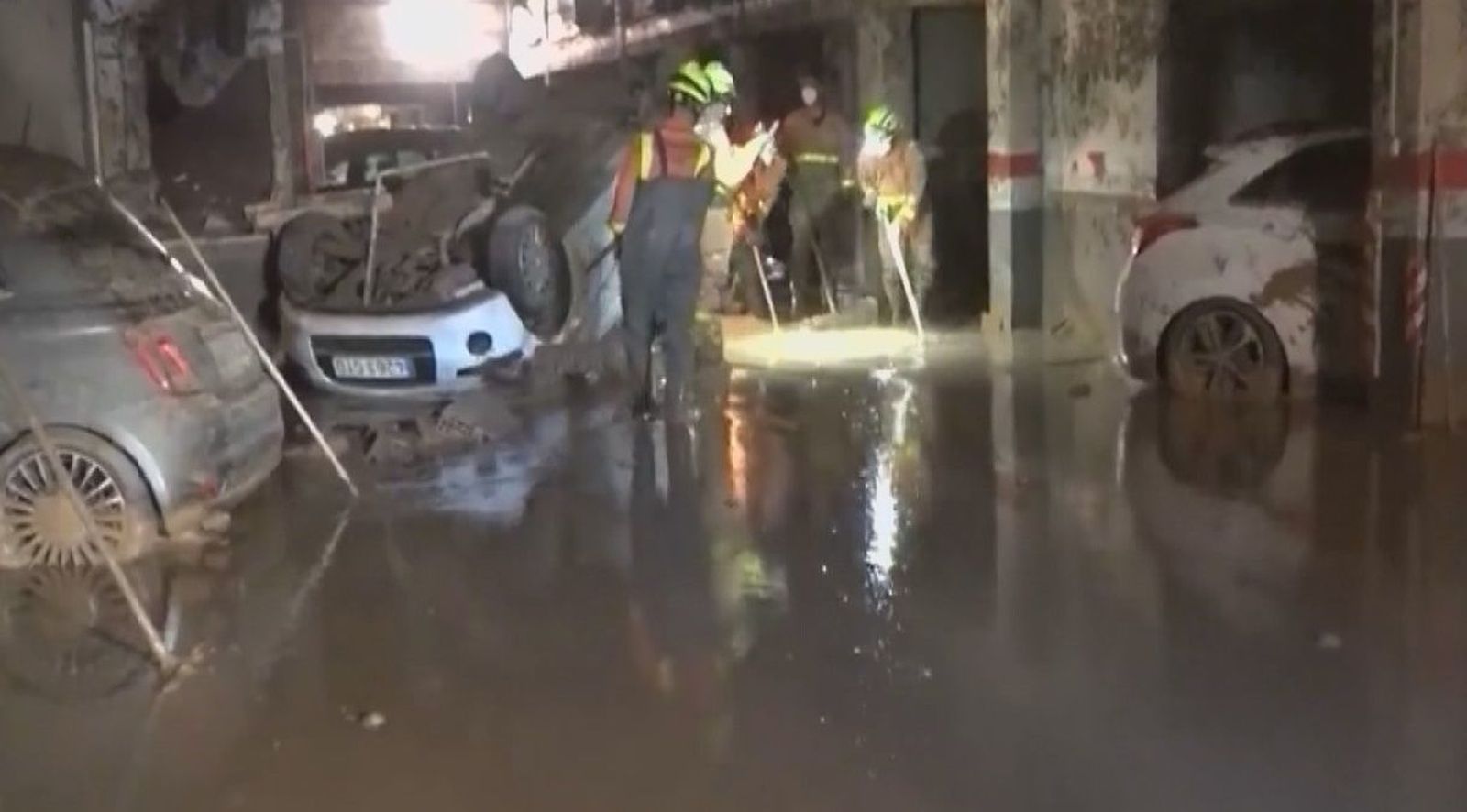 600 garajes en Valencia permanecen inundados de lodo 25 días después de la tragedia
