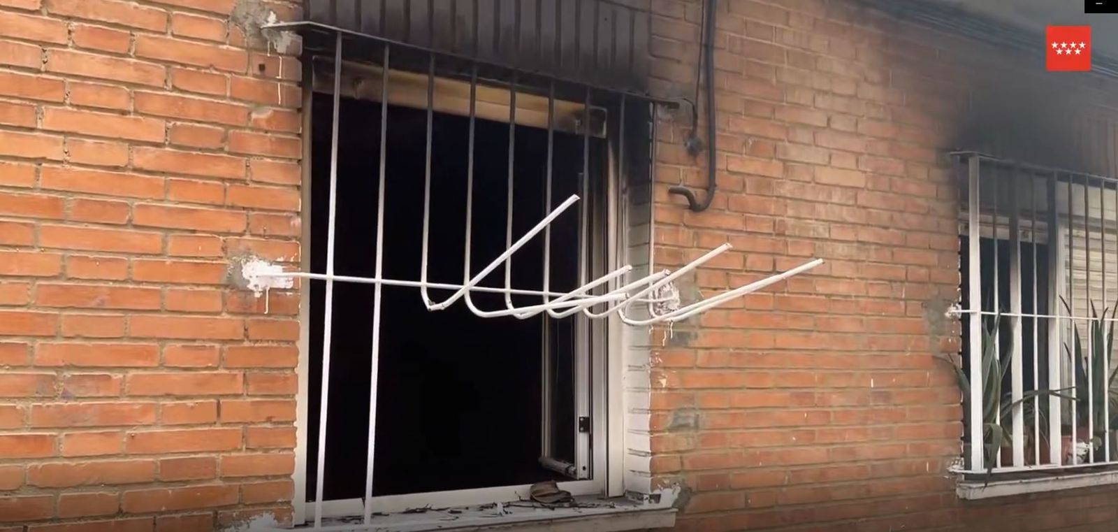 Una ventana afectada por un incendio en Alcobendas