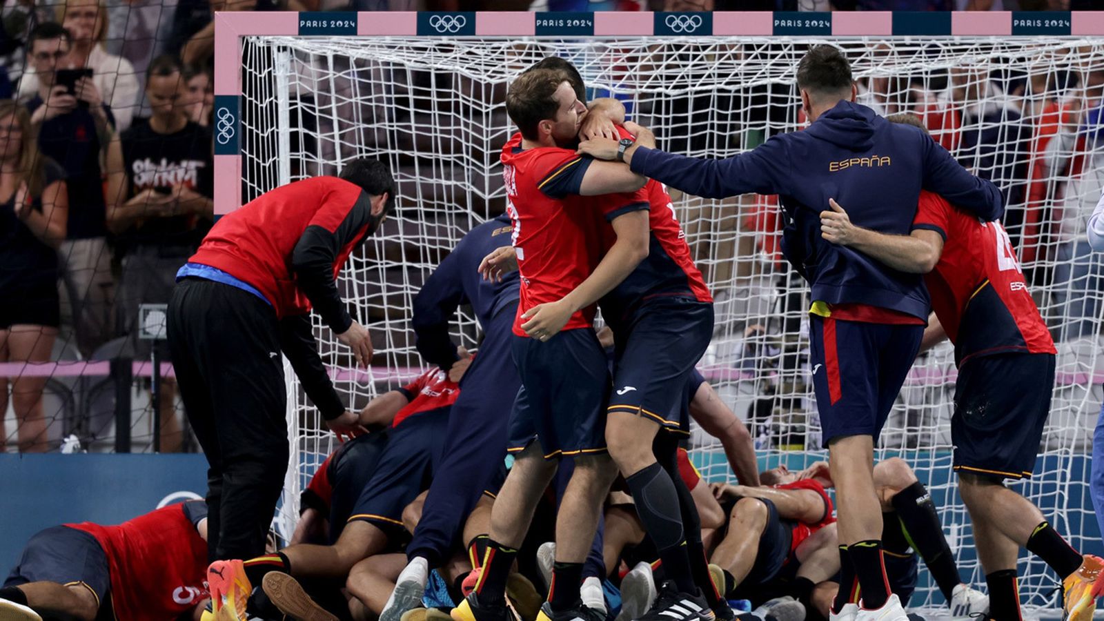 La selección española de balonmano celebra el pase a semifinales tras ganar en la prórroga a Egipto