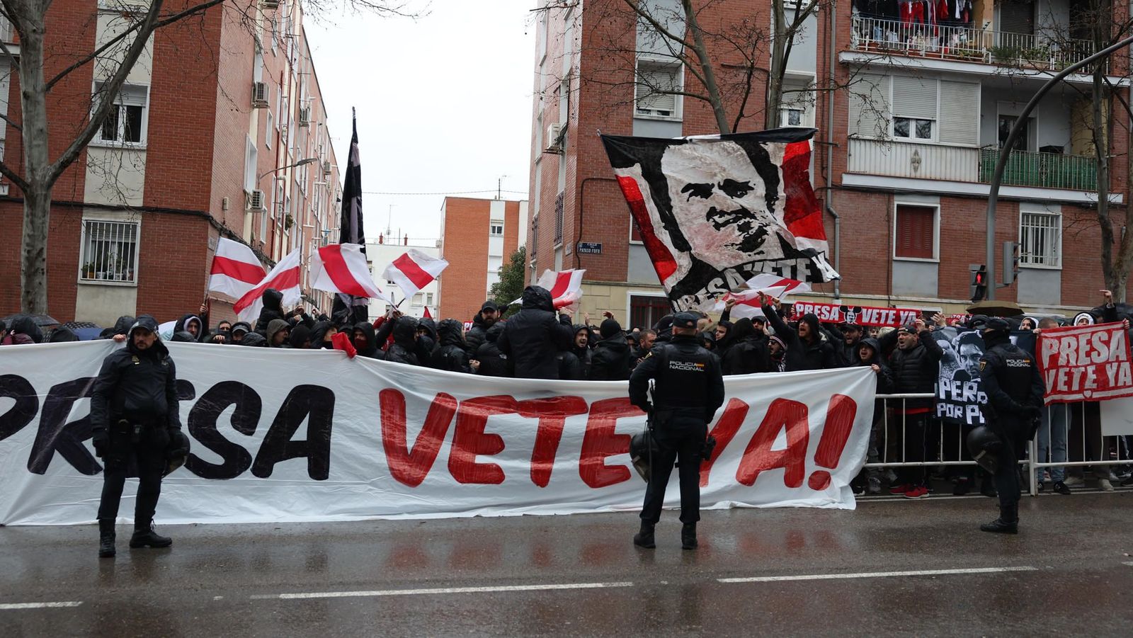 La afición del Rayo se manifiesta para pedir la "inhabilitación" de Martín Presa