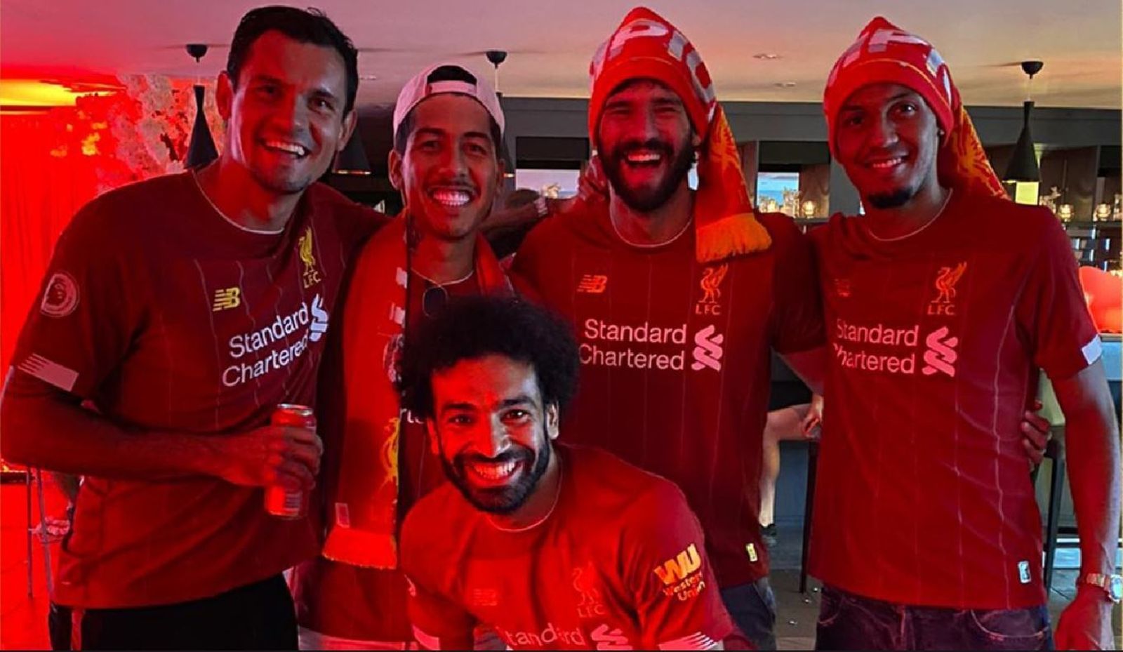 Jugadores del Liverpool celebran el título de liga
