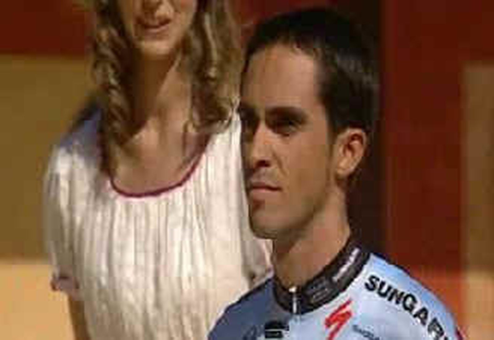 Los franceses reciben con pitidos a Contador