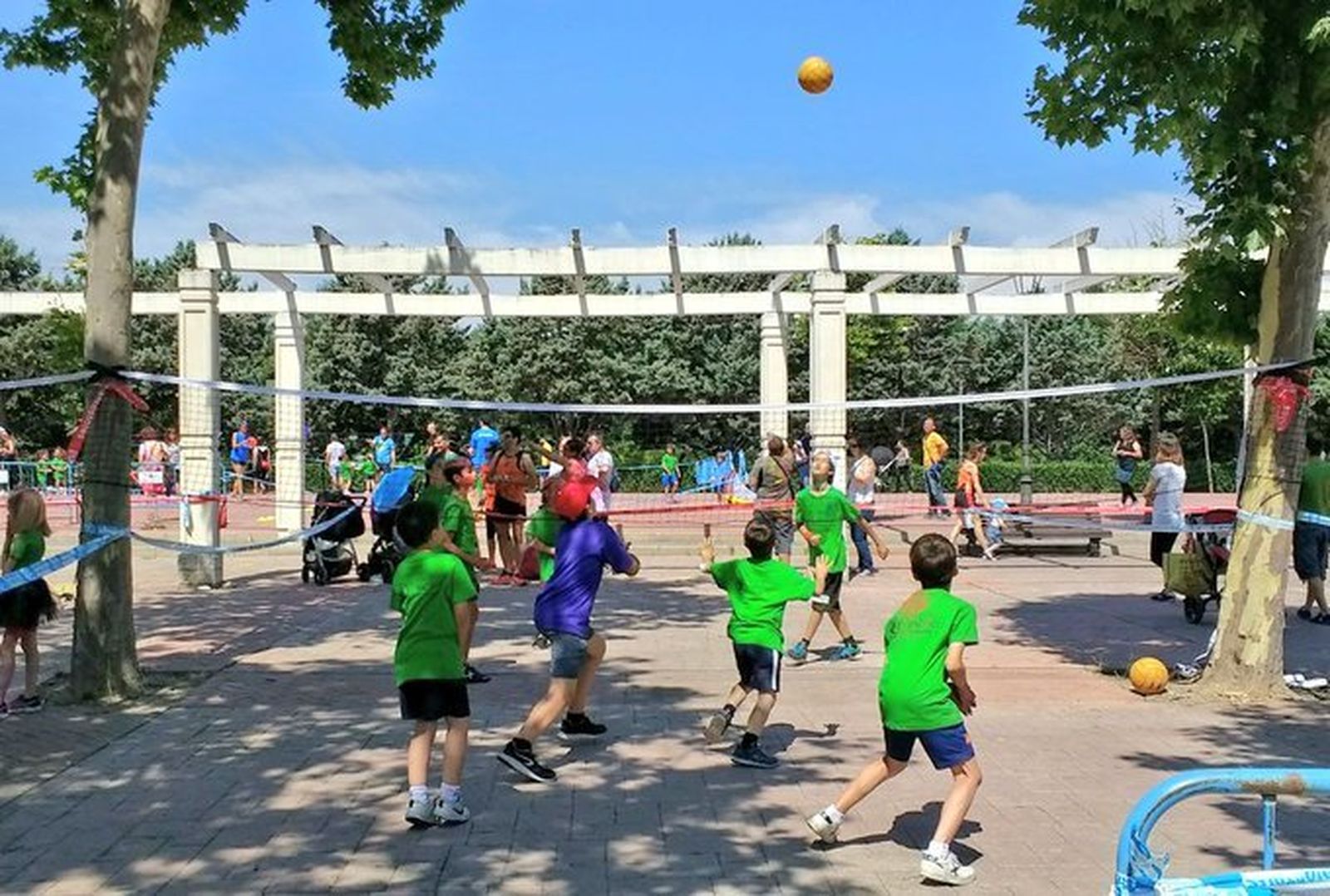 Partido de voley infantil en un parque de Móstoles