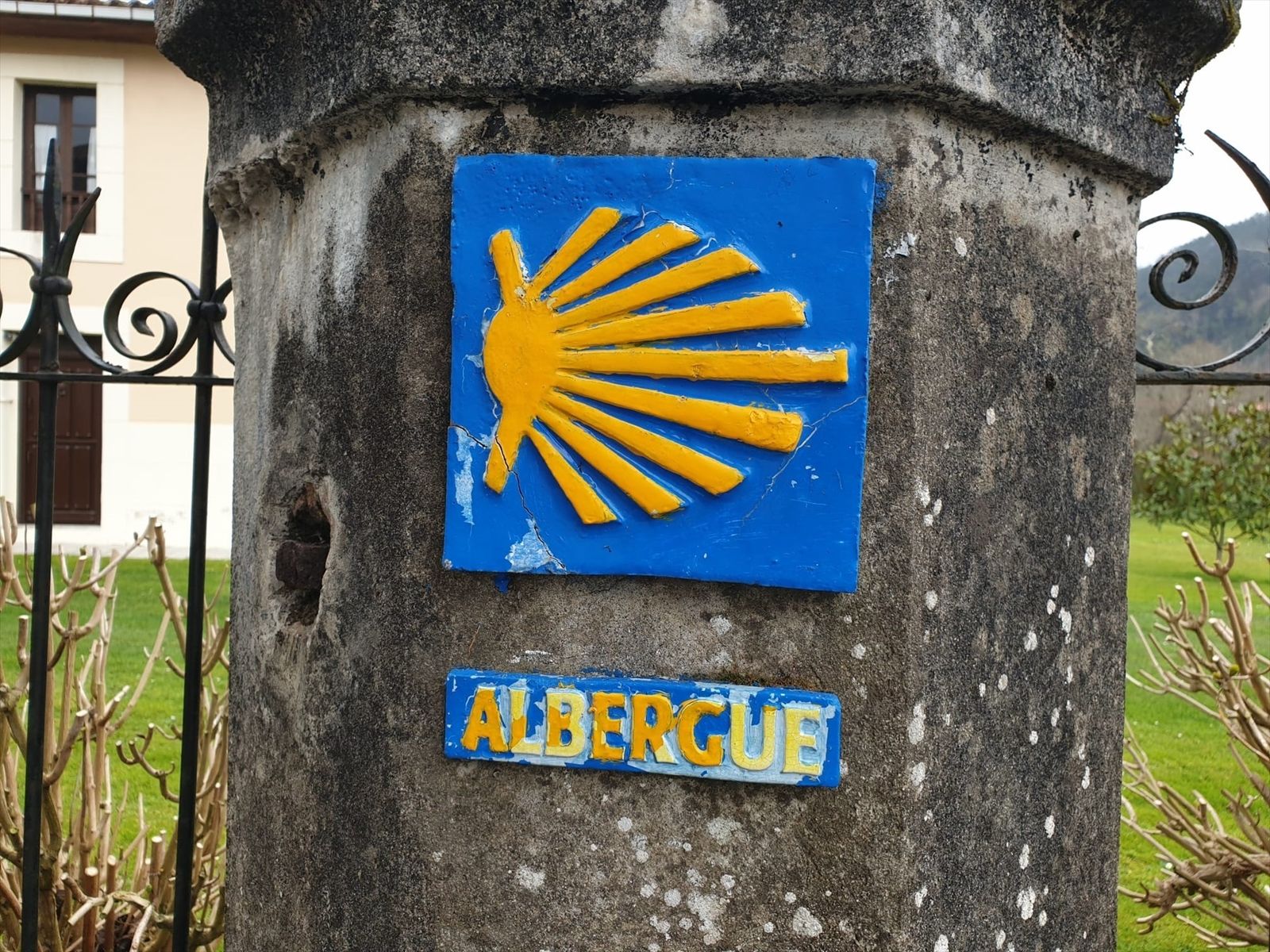Señal de un albergue en el Camino de Santiago