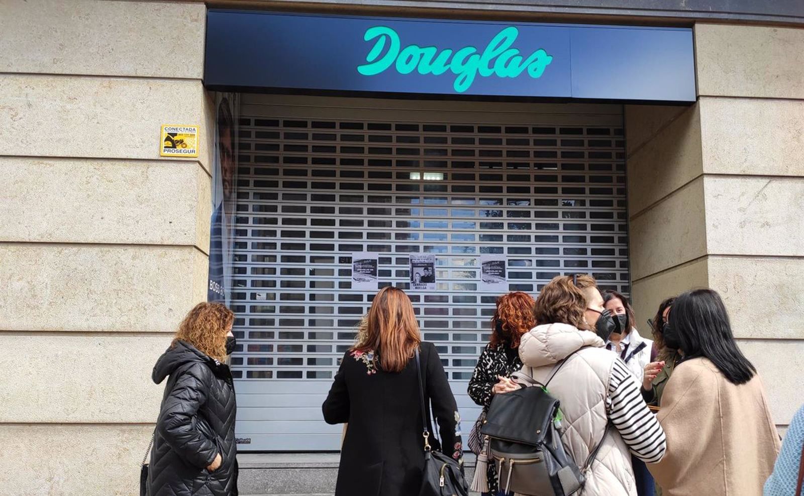 Empleados de Douglas  protestan por los cierres de tiendas y despidos