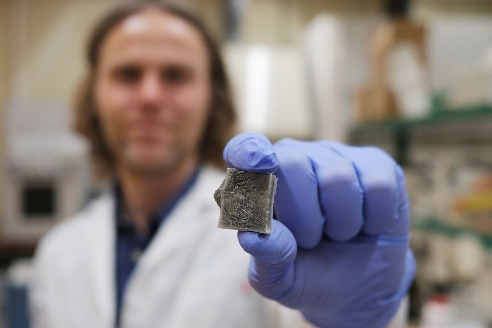 Fragmento de la espuma creada por el CSIC capaz de generar energía y aislar termicamente