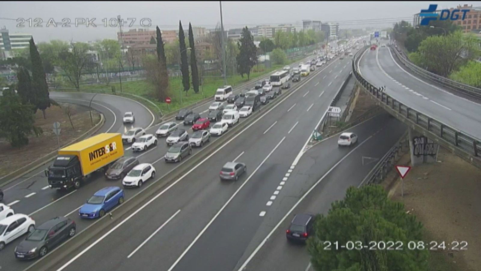 La 'tormenta perfecta' del atasco en Madrid: lluvia, avería en Cercanías, huelga de transportistas...