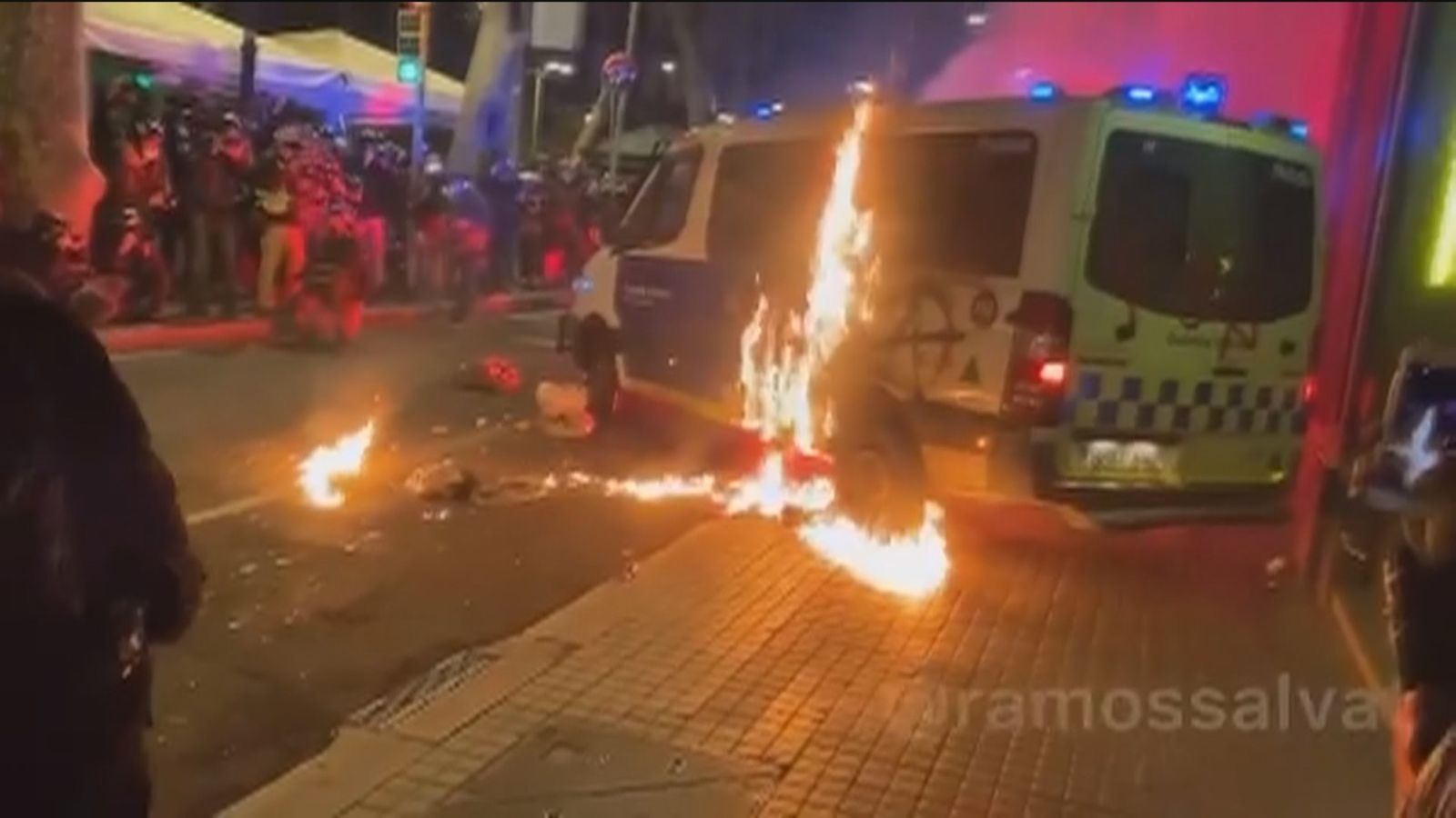 Prenden fuego en Barcelona a una furgoneta de la Guardia Urbana con los agentes dentro