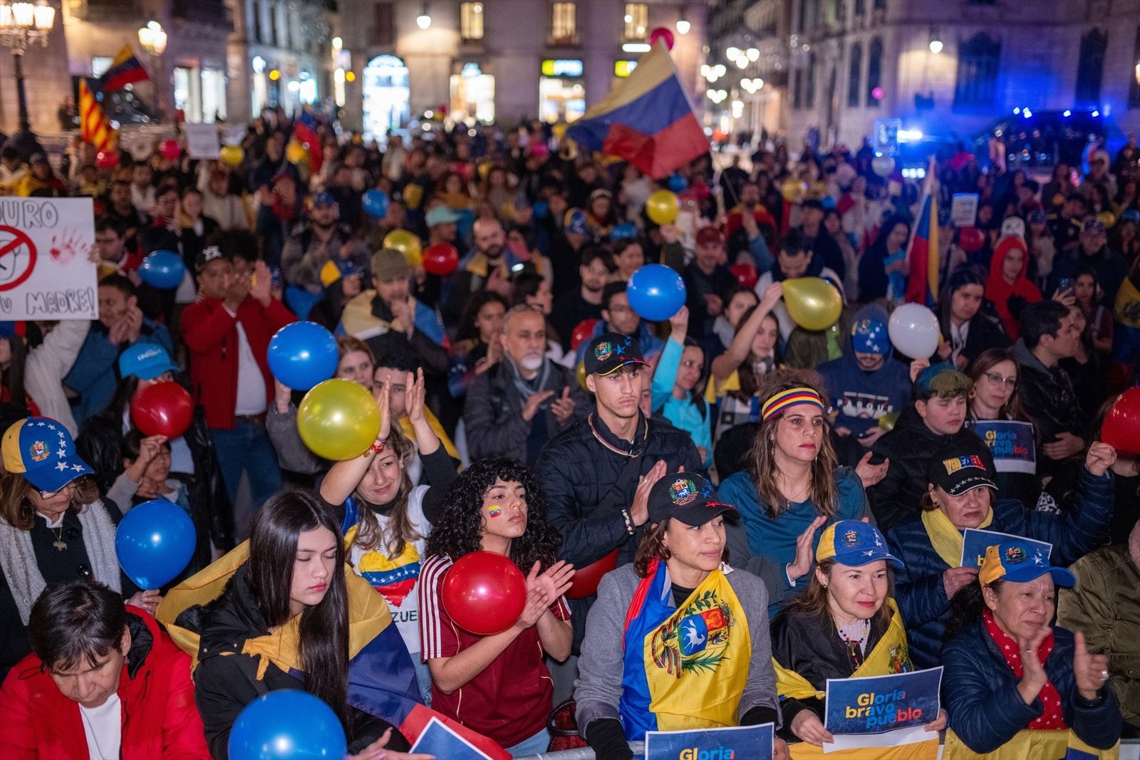 Decenas de personas durante la concentración contra el régimen de Nicolás Maduro , a 10 de enero de 2025, en Barcelona