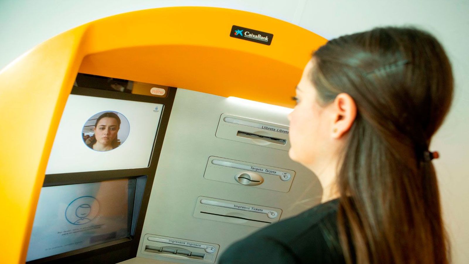 Ya es posible sacar dinero "por la cara" en Barcelona