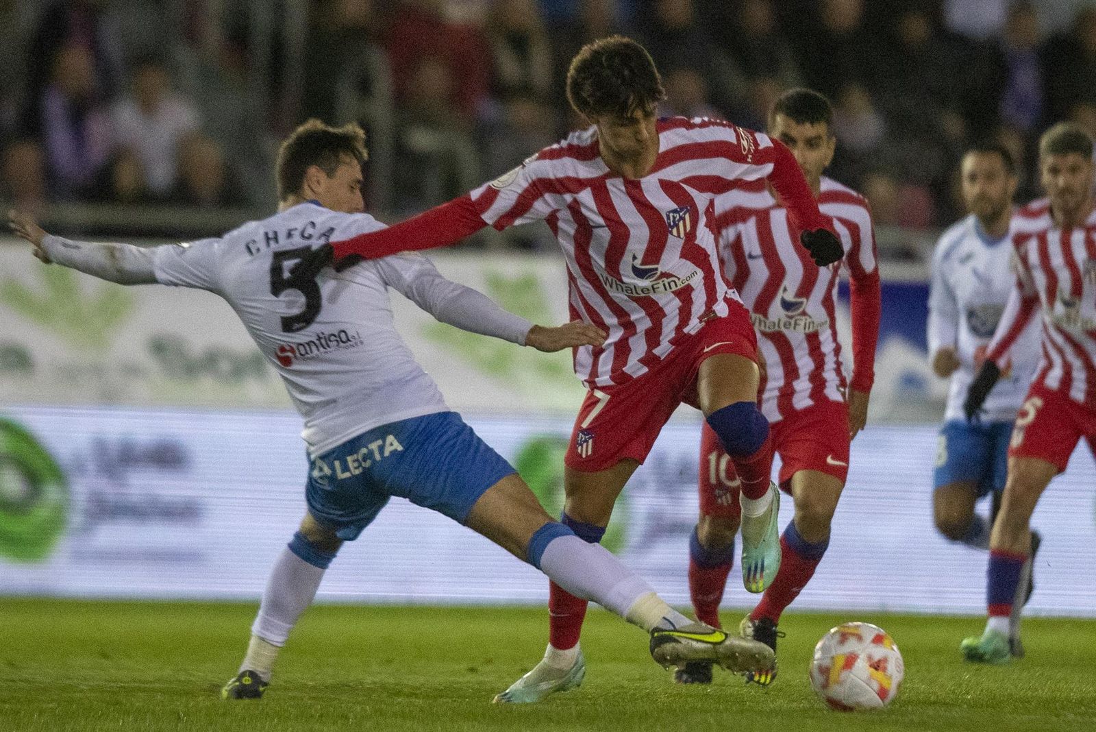 Joao Félix  se lleva el balón ante el defensa del Almazán, Checa, para marcar el segundo gol rojiblanco