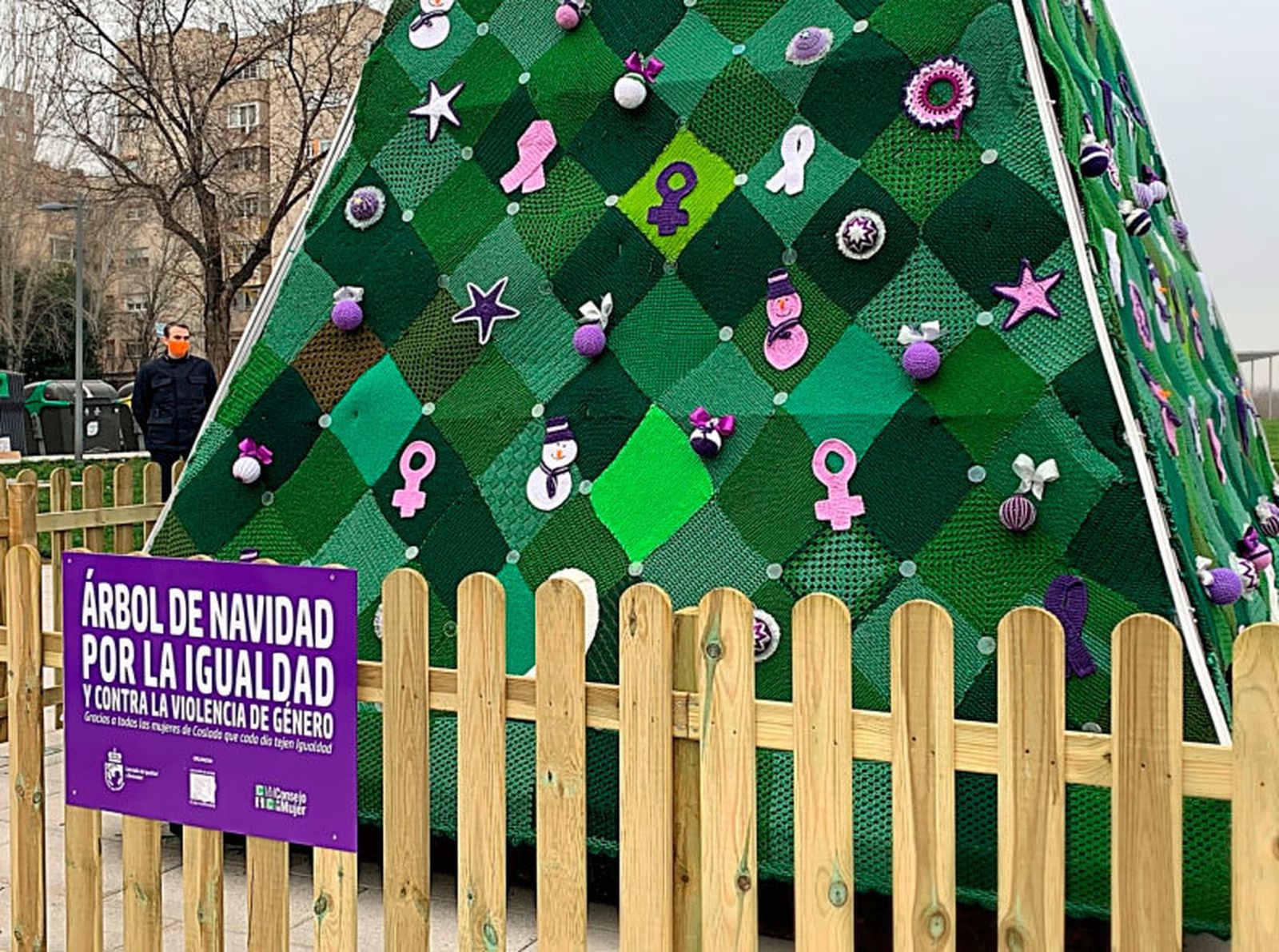 Queman y vandalizan el 'Arbol de la Igualdad', tejido a mano por mujeres de Coslada