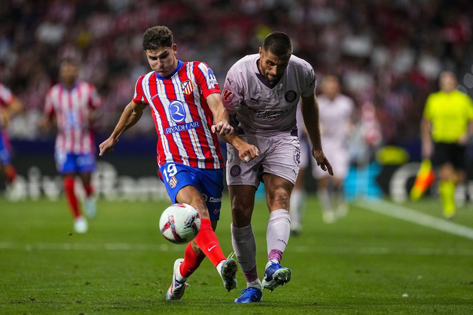 Julián Álvarez conduce el balón ante un rival
