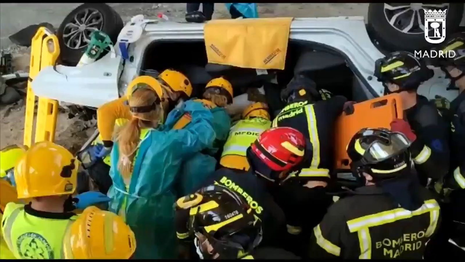Rescatan a una mujer de un coche volcado en la incorporación de la A-1 desde la M-40