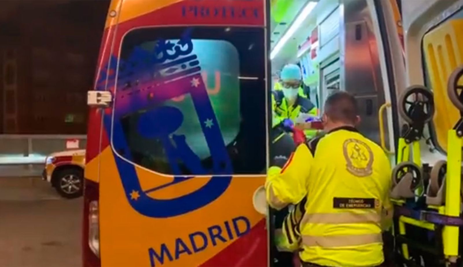 Efectivos del Samur en el lugar del atropello