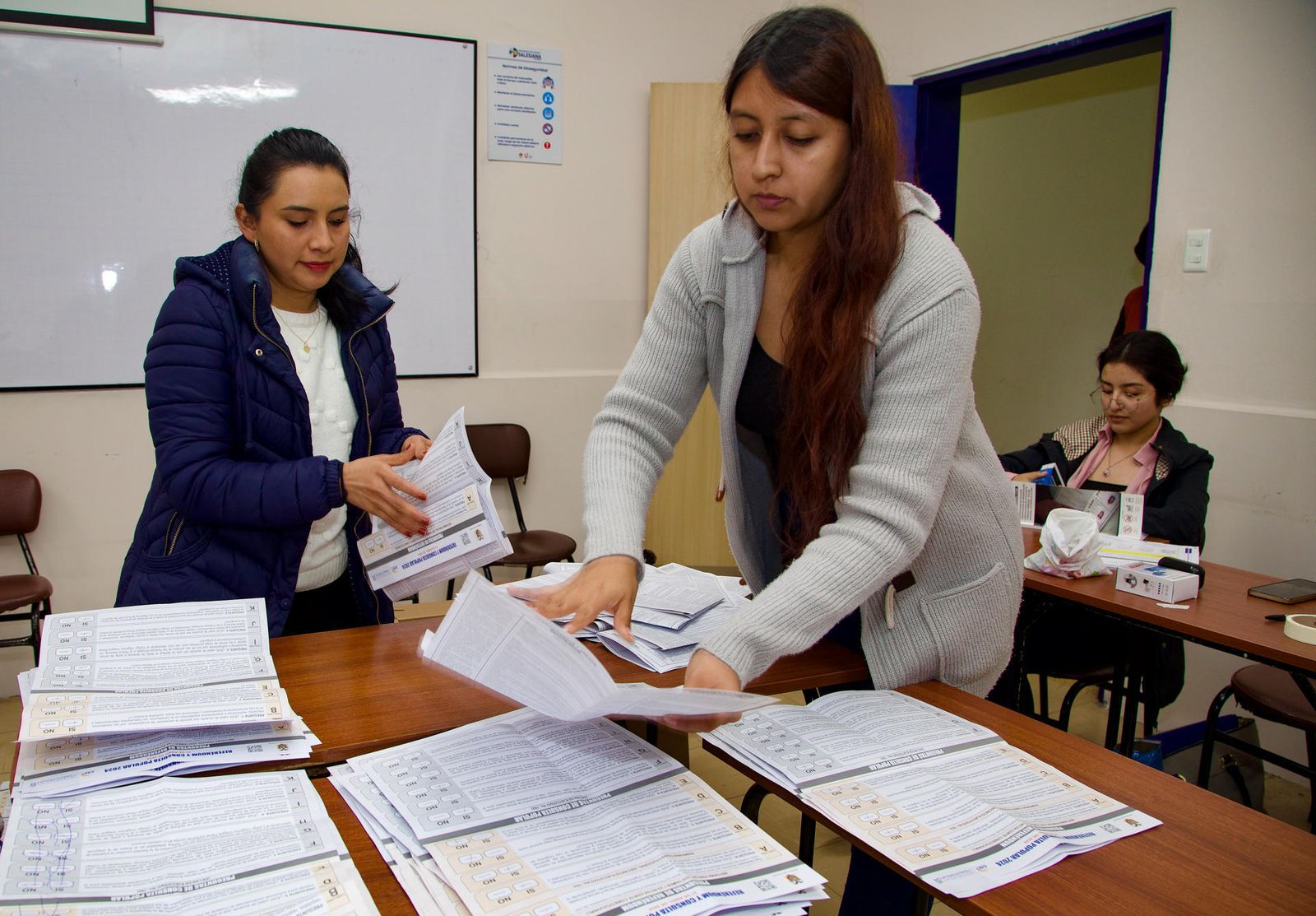 Conteo de la votación del referéndum este domingo en Quito