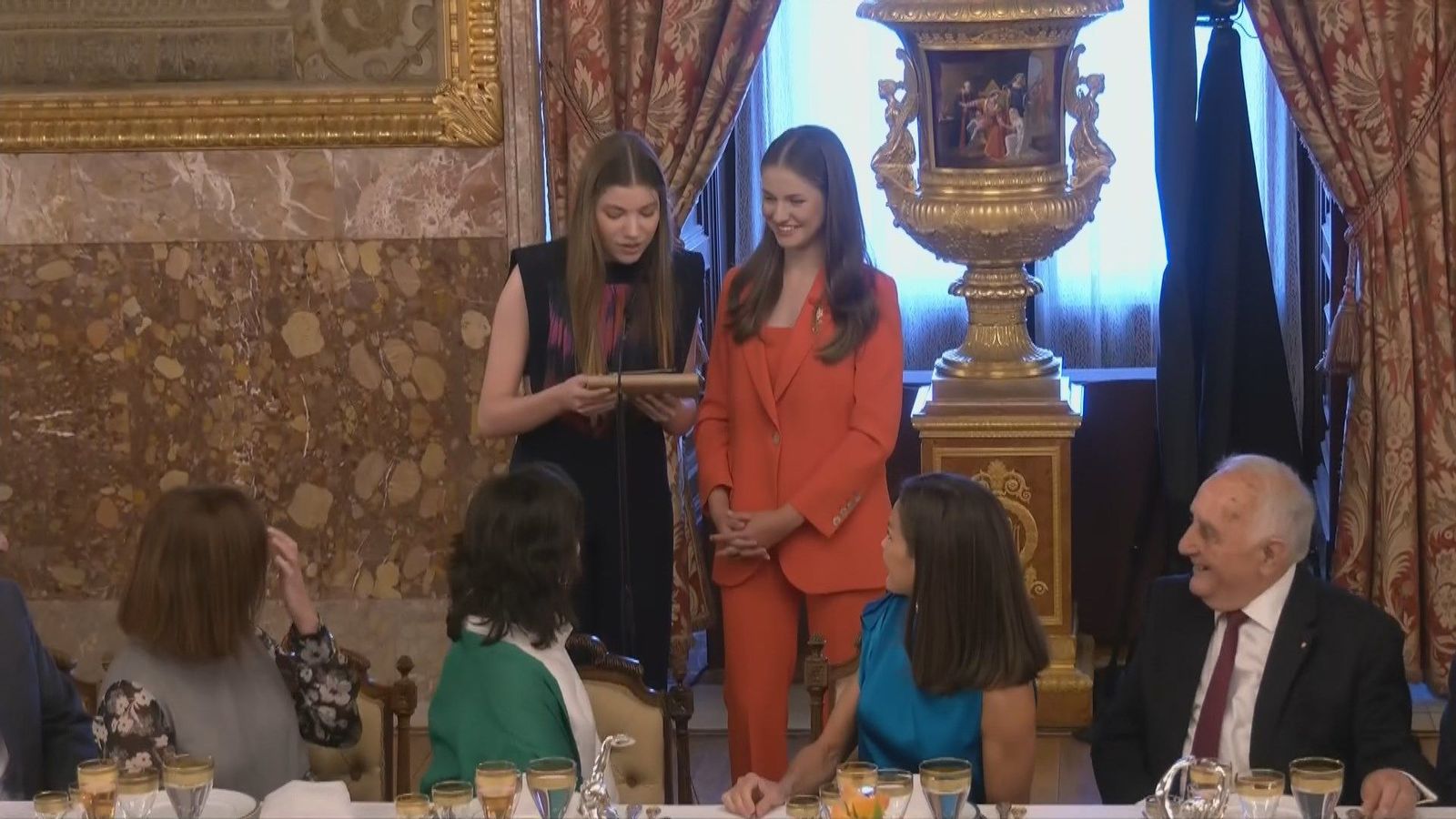 La princesa Leonor y la infanta Sofía sorprenden a sus padres durante el brindis del rey