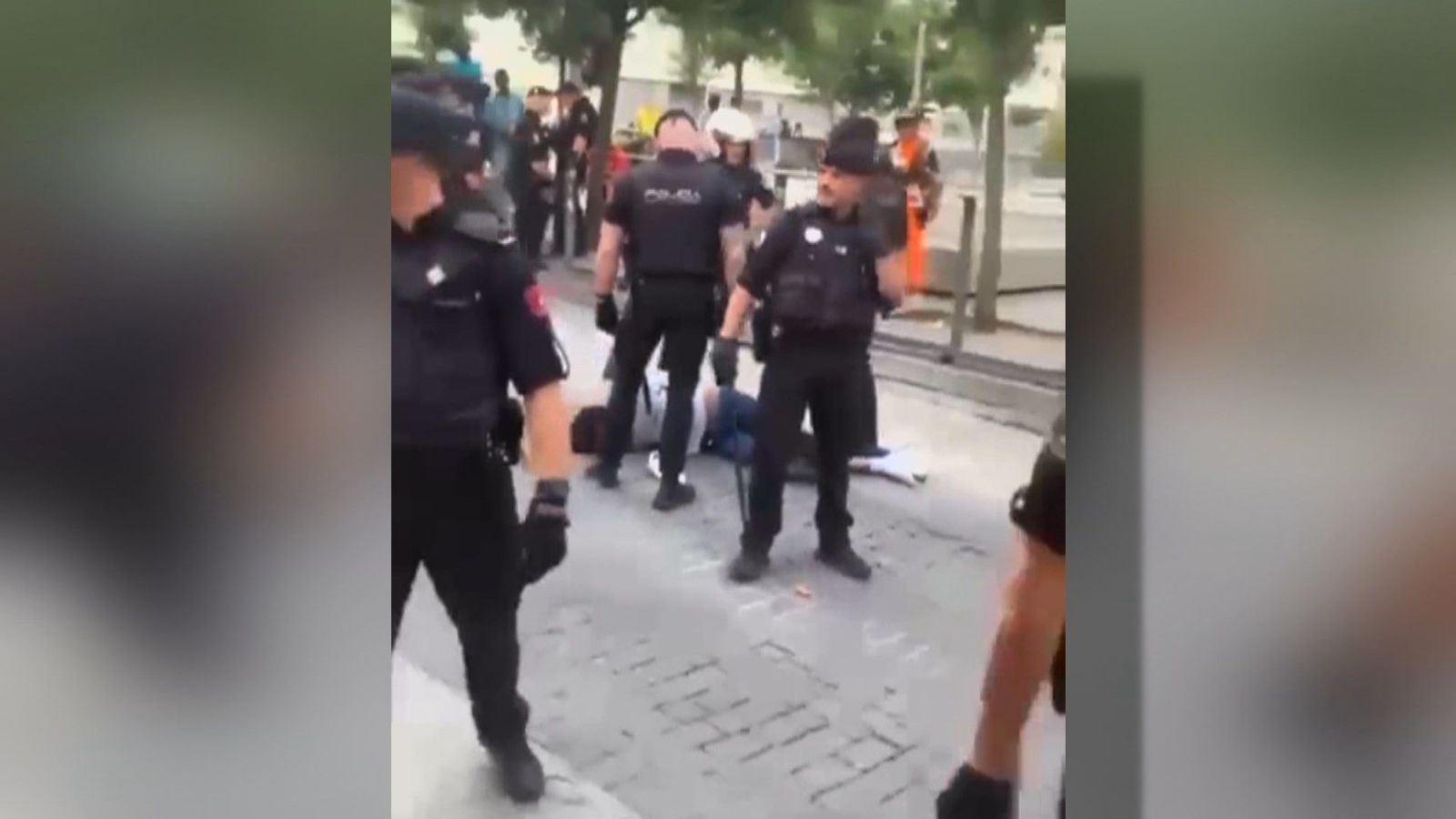 Pelea tumultuaria a palos en Lavapiés: cinco detenidos y tres agentes heridos