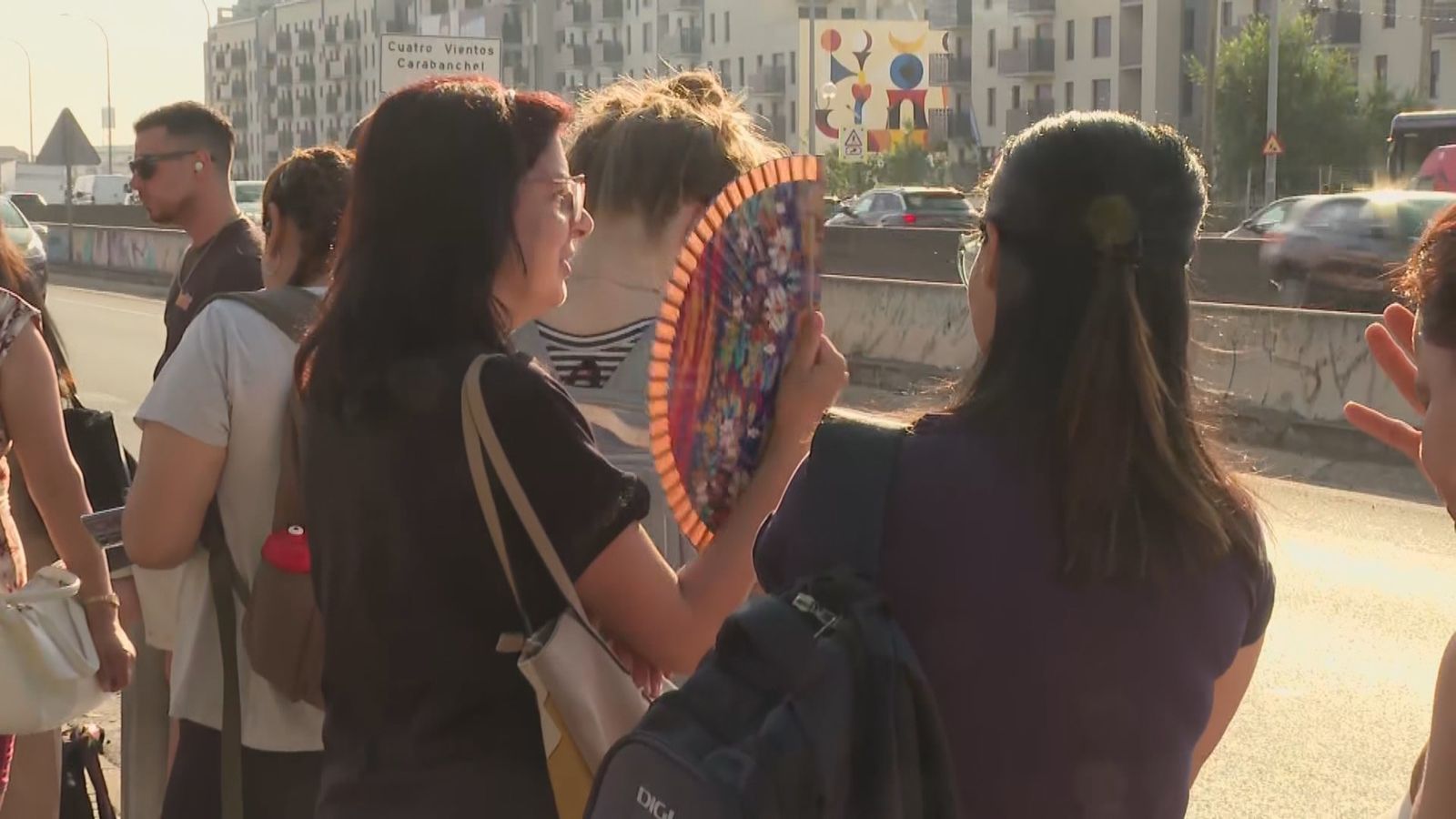 Los usuarios del intercambiador de Cuatro Vientos soportan temperaturas superiores a los 35 grados