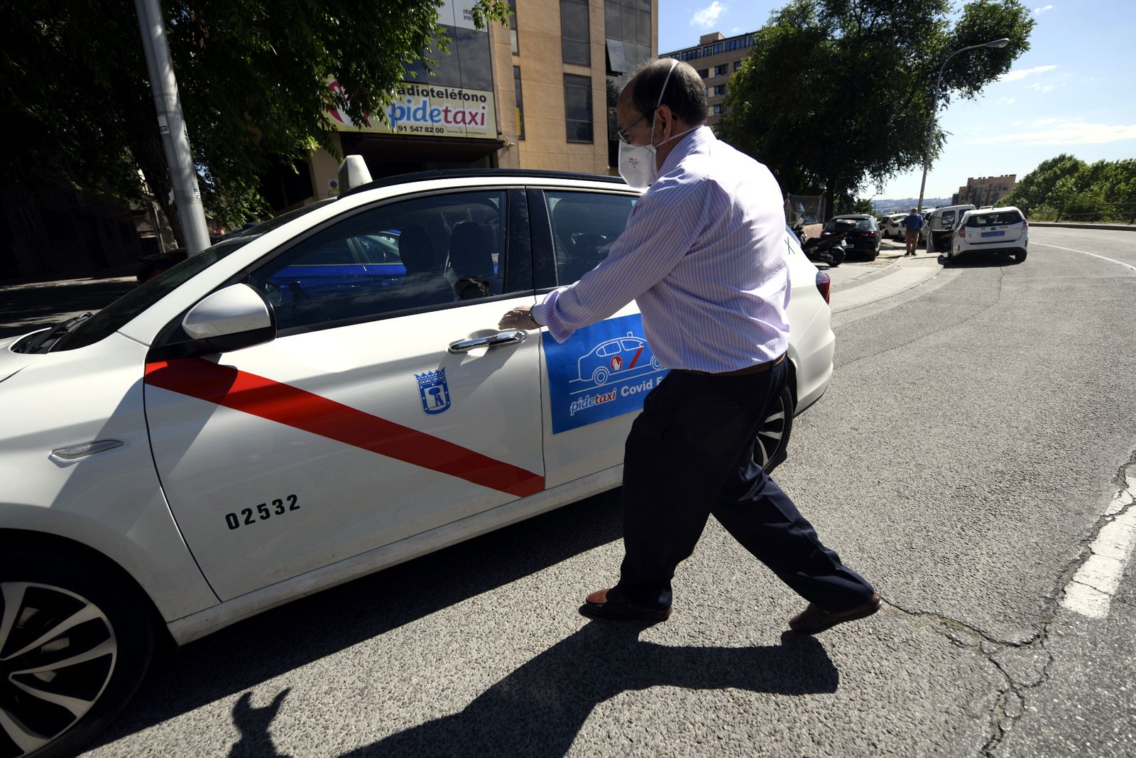 Taxi estacionado en una calle de Madrid