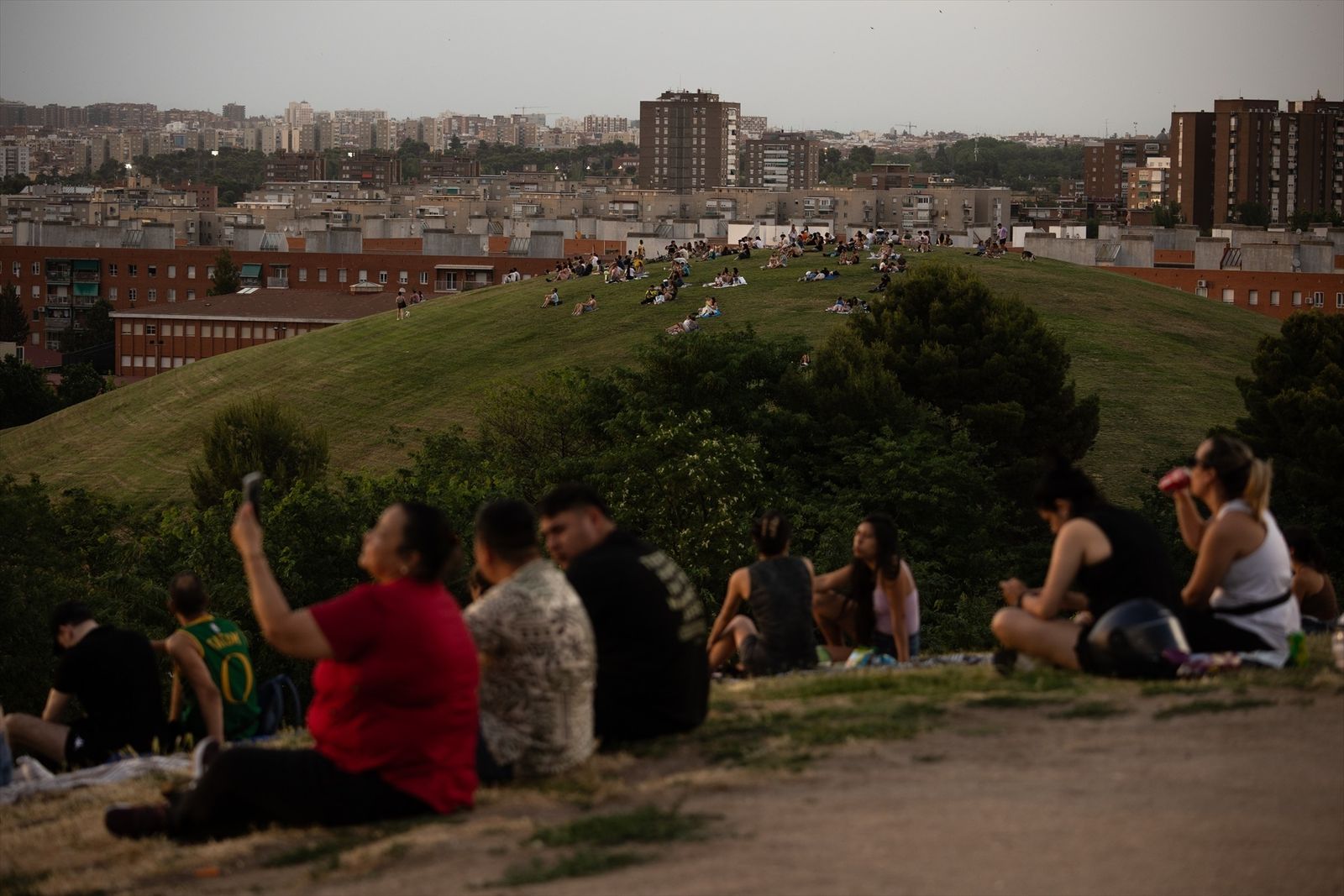 Varias personas observan el atardecer en el Cerro del Tío Pío