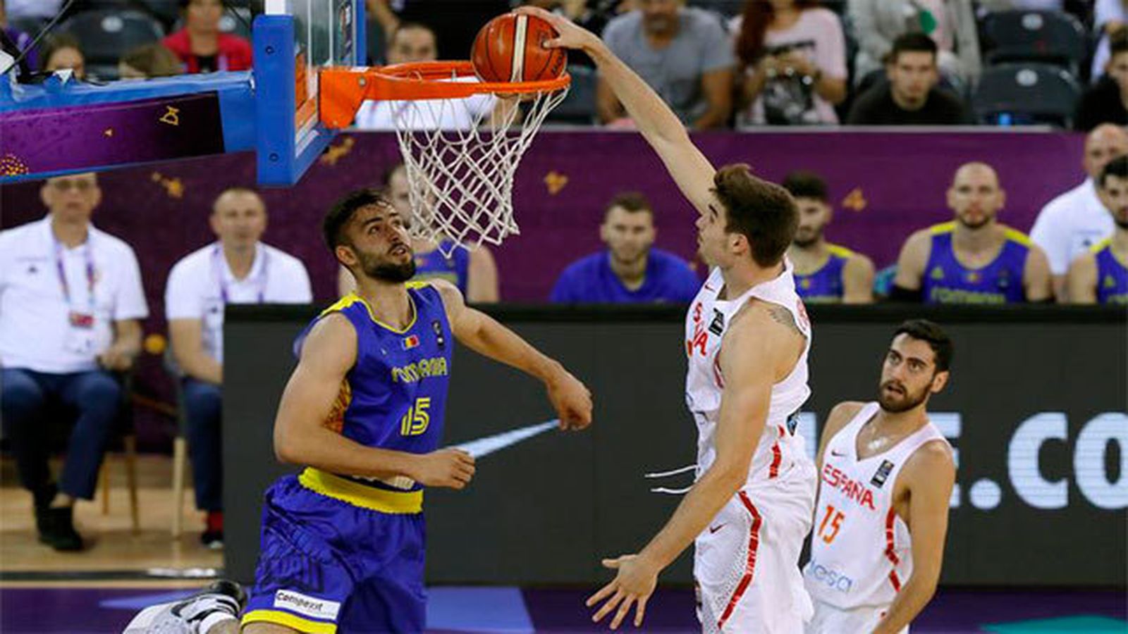 Juancho Hernangómez machaca en la canasta rumana
