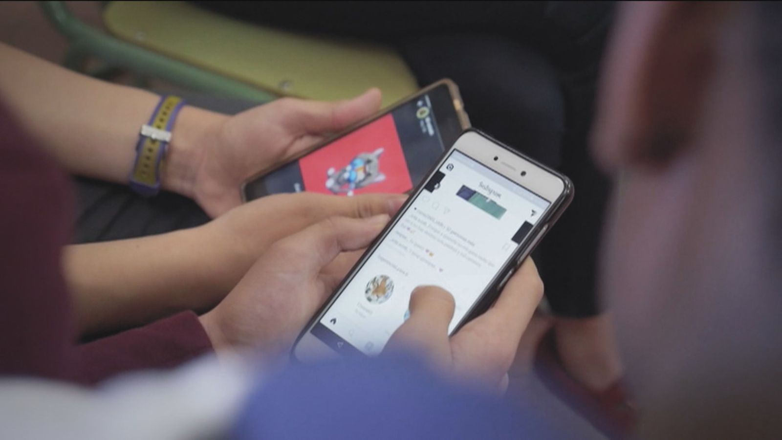 Jóvenes accediendo a redes sociales desde sus dispositivos
