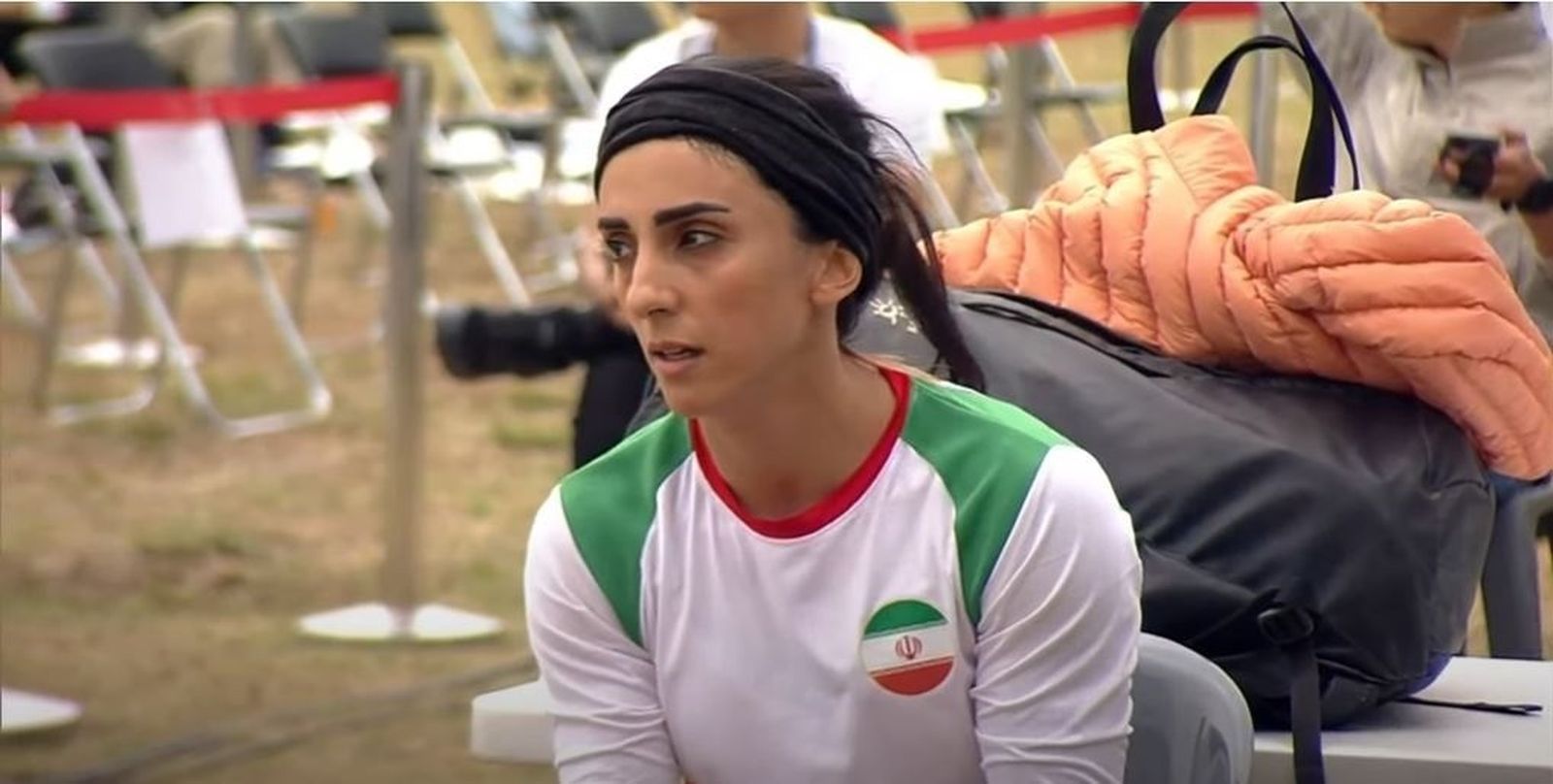 La escaladora Elnaz Rekabi, recibida al grito de campeona por el público en Irán