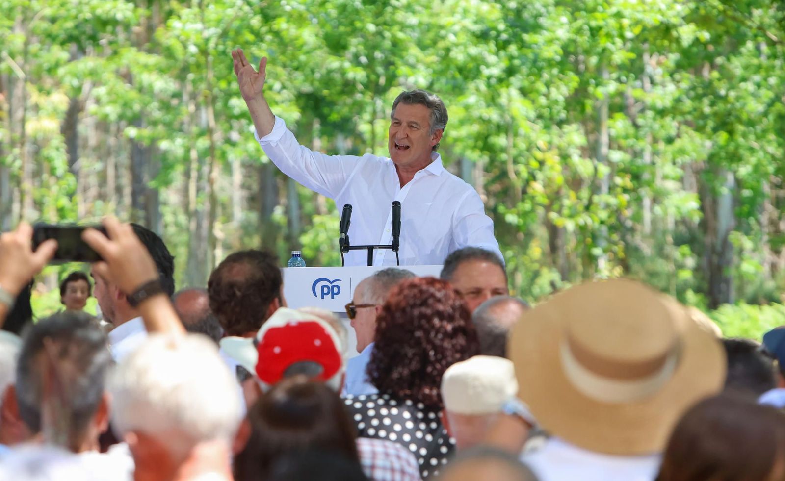 Feijóo dice que Sánchez es capaz de "cualquier cosa", como hacer una "cacería" contra policías, jueces y fiscales
