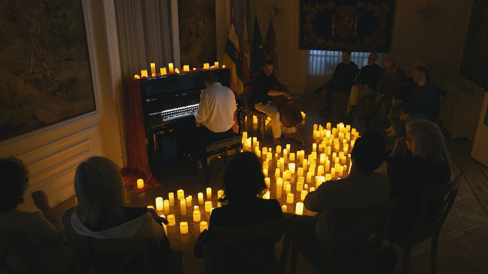 Amor en el aire al ritmo de la música y las velas en el Centro Riojano de Madrid
