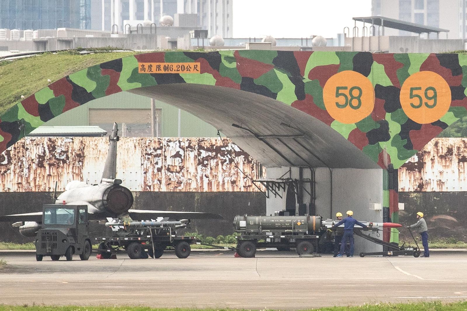 El personal de la Fuerza Aérea carga misiles para armar un avión de combate Mirage 2000 dentro de la base aérea en Hsinchu, Taiwán, el 8 de abril de 2023.