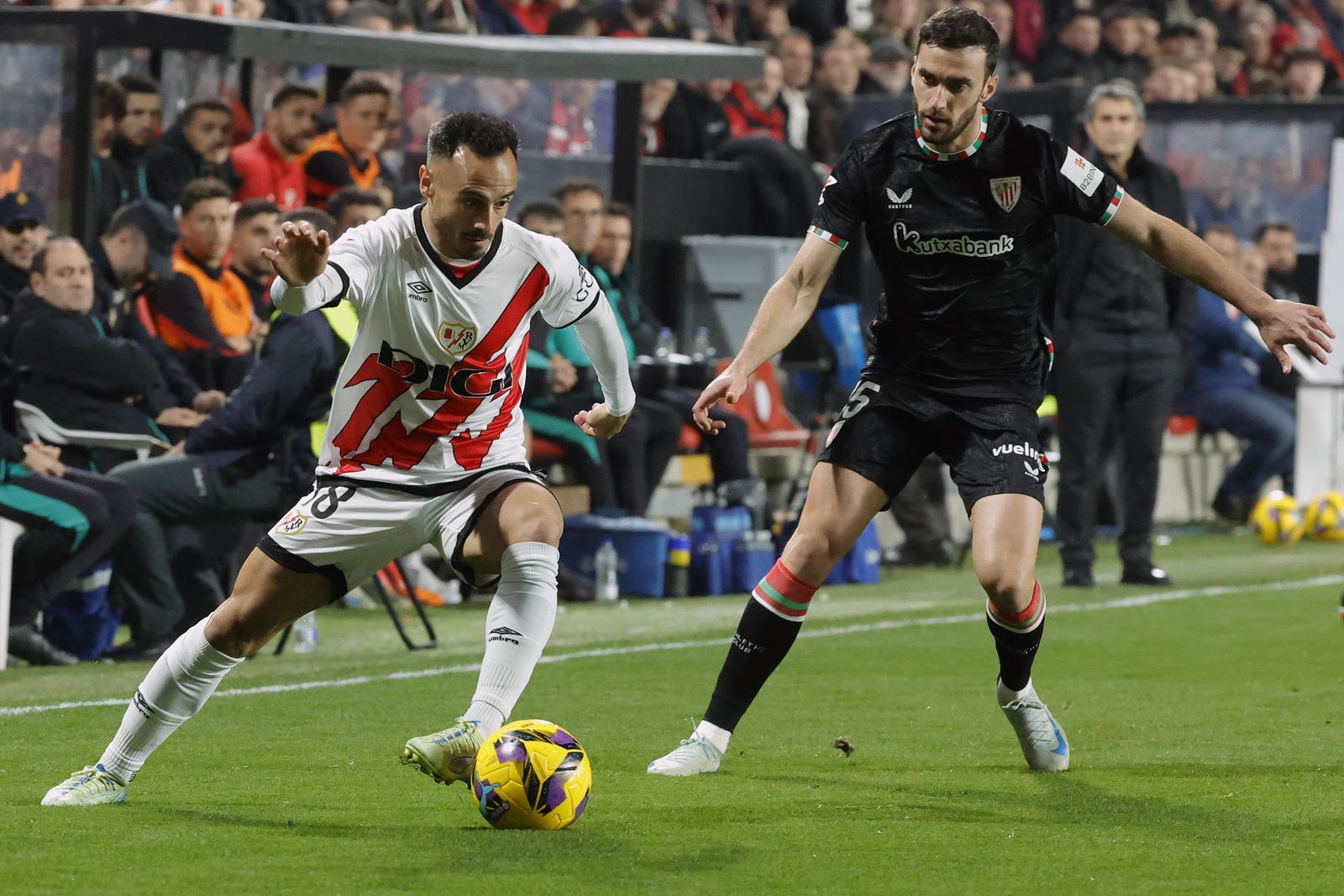 Álvaro García juega un balón ante Íñigo Lekue, del Athletic