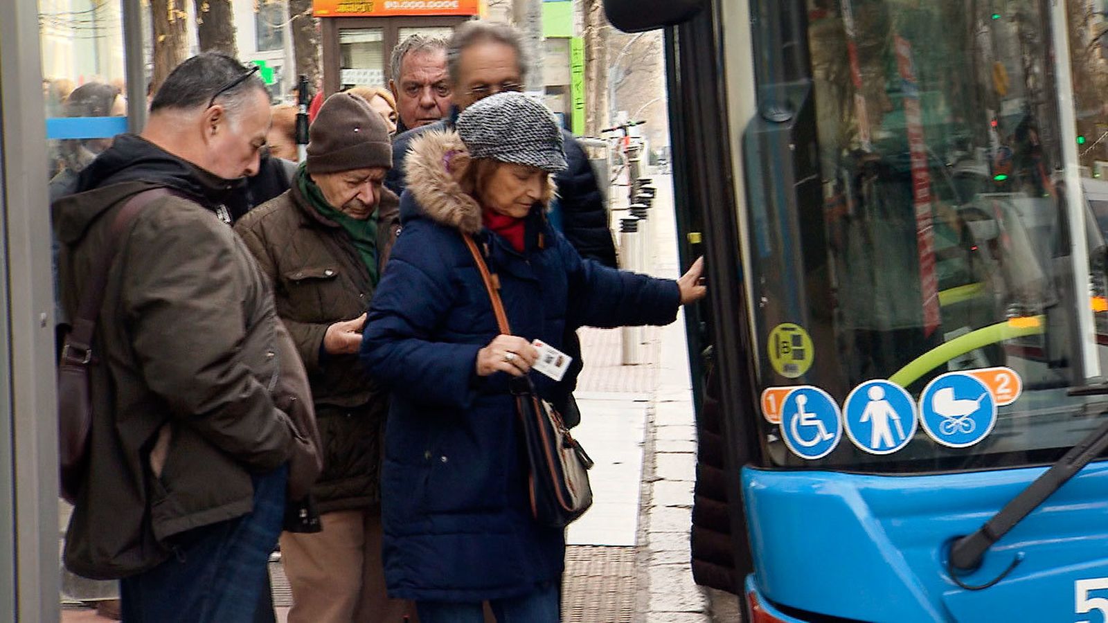 El servicio de autobuses alternativos a la línea 4 se refuerza en un 10% a partir de este martes