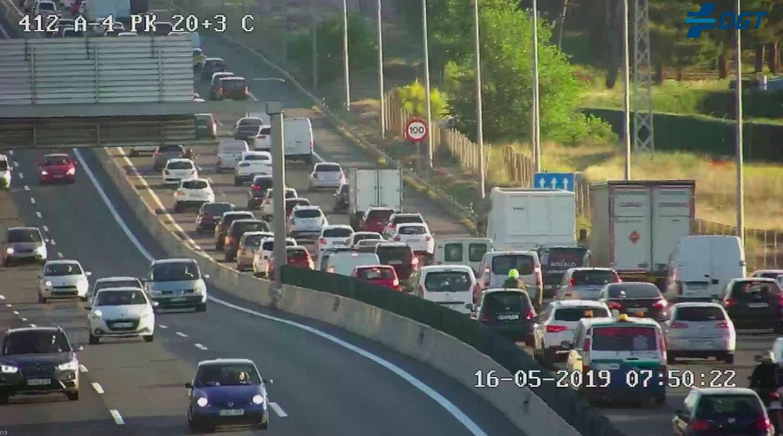 La M-45 continúa con dos carriles cerrados por un hundimiento de la calzada