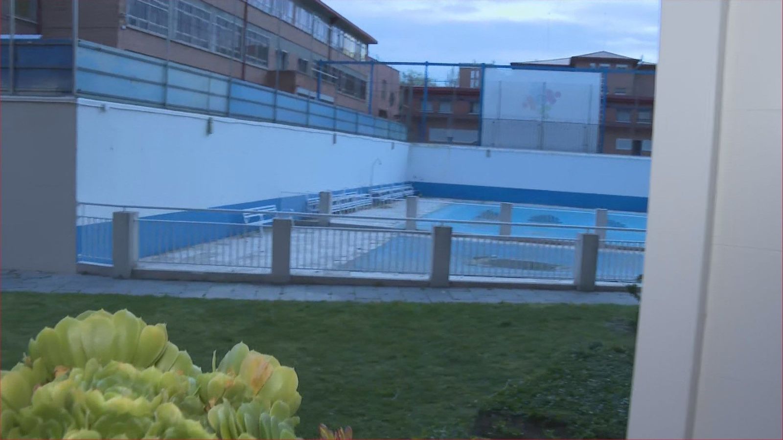 Un niño de cuatro años se precipita desde un cuarto piso en Aluche y salva la vida al caer sobre un seto