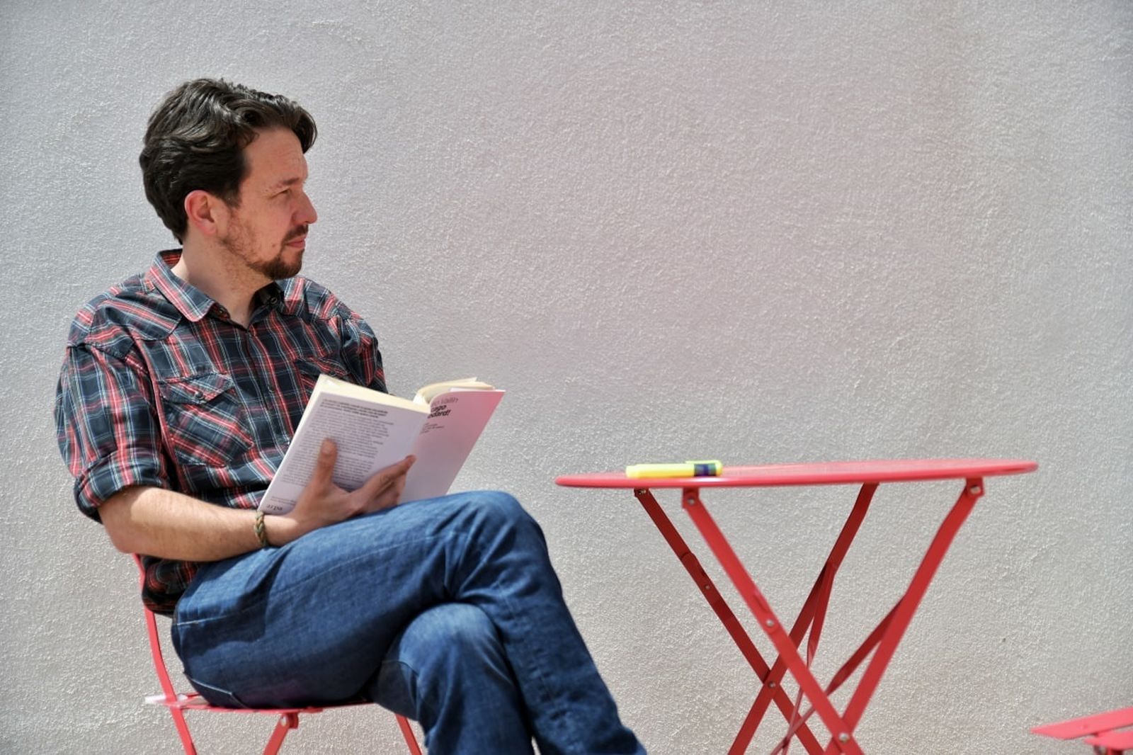 El exsecretario general de Podemos, Pablo Iglesias, lee un libro tras cortarse el pelo y dejar atrás su icónica coleta