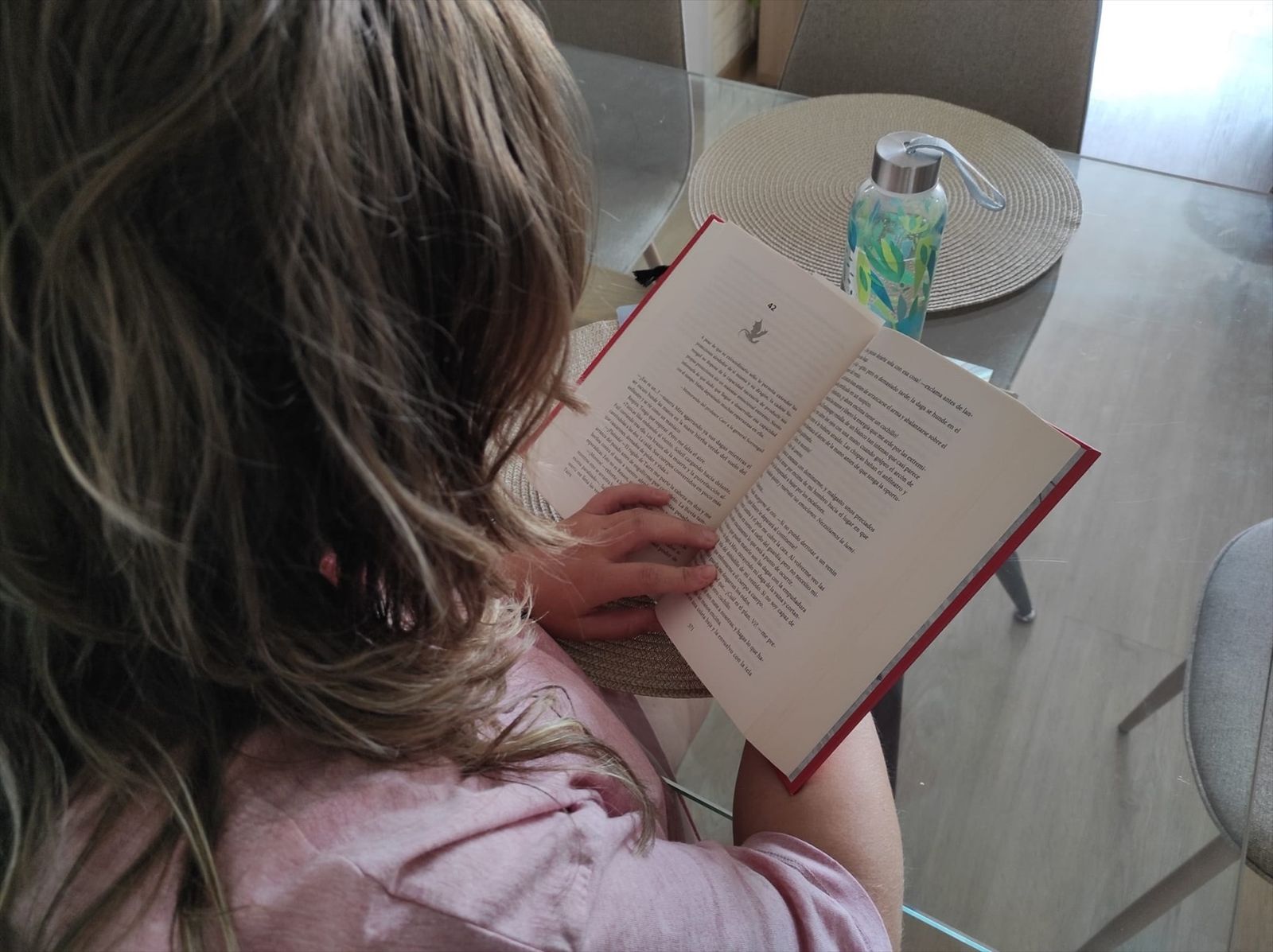 Imagen de una persona leyendo un libro