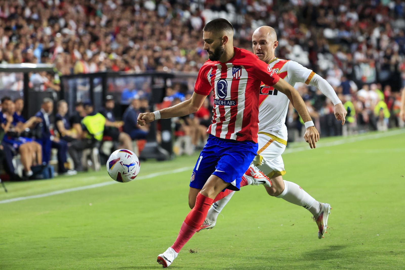 Yannick Carrasco junto a Isaac Palazón en un partido entre el Atlético de Madrid y el Rayo Vallecano