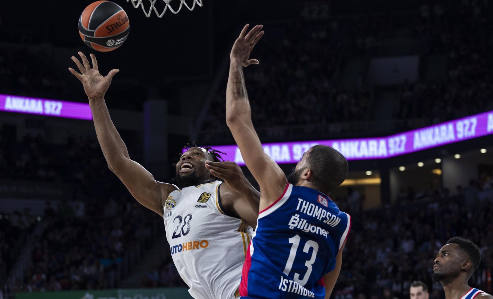 Yabusele lidera a un Real Madrid incansable e insaciable que devora al Efes, 80-103