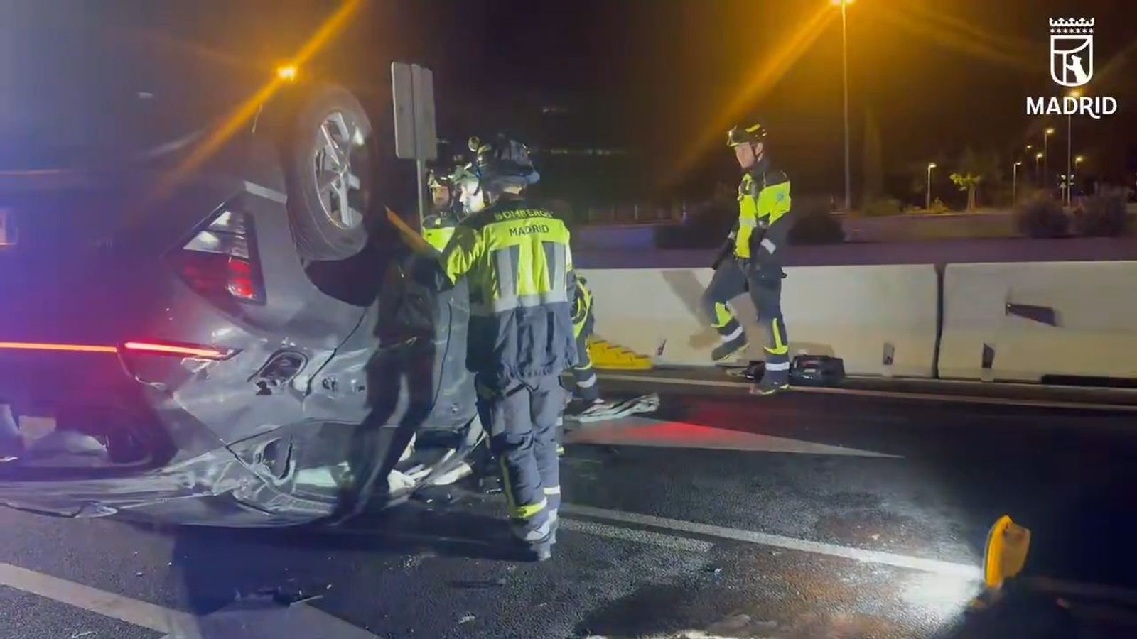 Dos heridos tras el vuelco de un vehículo en la A-1 en Madrid