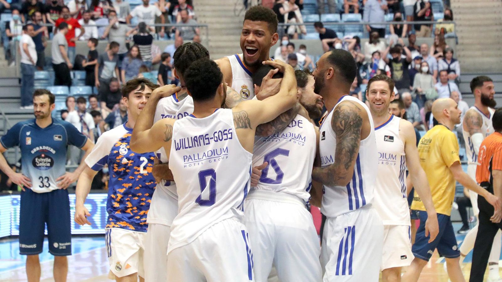 Los jugadores del Real Madrid, celebran su victoria sobre el Monbus Obradoiro, tras el partido de la Liga Endesa de la jornada 32, este domingo en el Multiusos de Sar de Santiago de Compostela