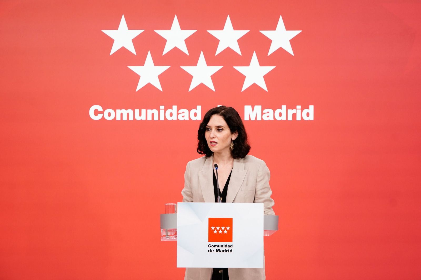 Ayuso carga contra Sánchez por los indultos en una declaración institucional
