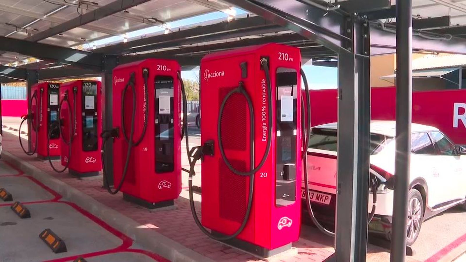 Madrid inaugura en Vicálvaro la electrolinera pública más grande de la capital