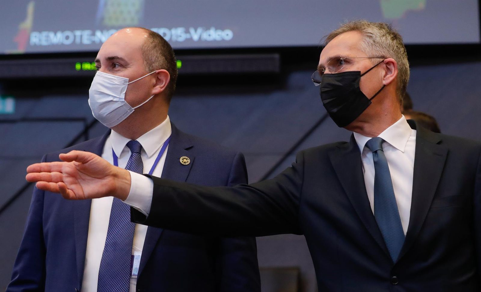 El secretario general de la OTAN, Jens Stoltenberg, junto con el ministro de Defensa de Georgia, Juansher Burchuladze