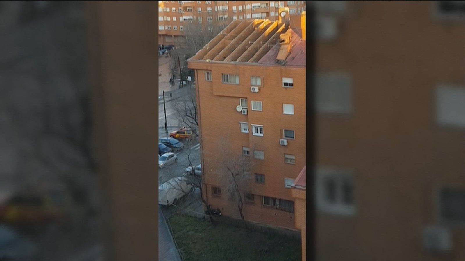 El viento arranca de cuajo varios tejados y chimeneas en Vallecas