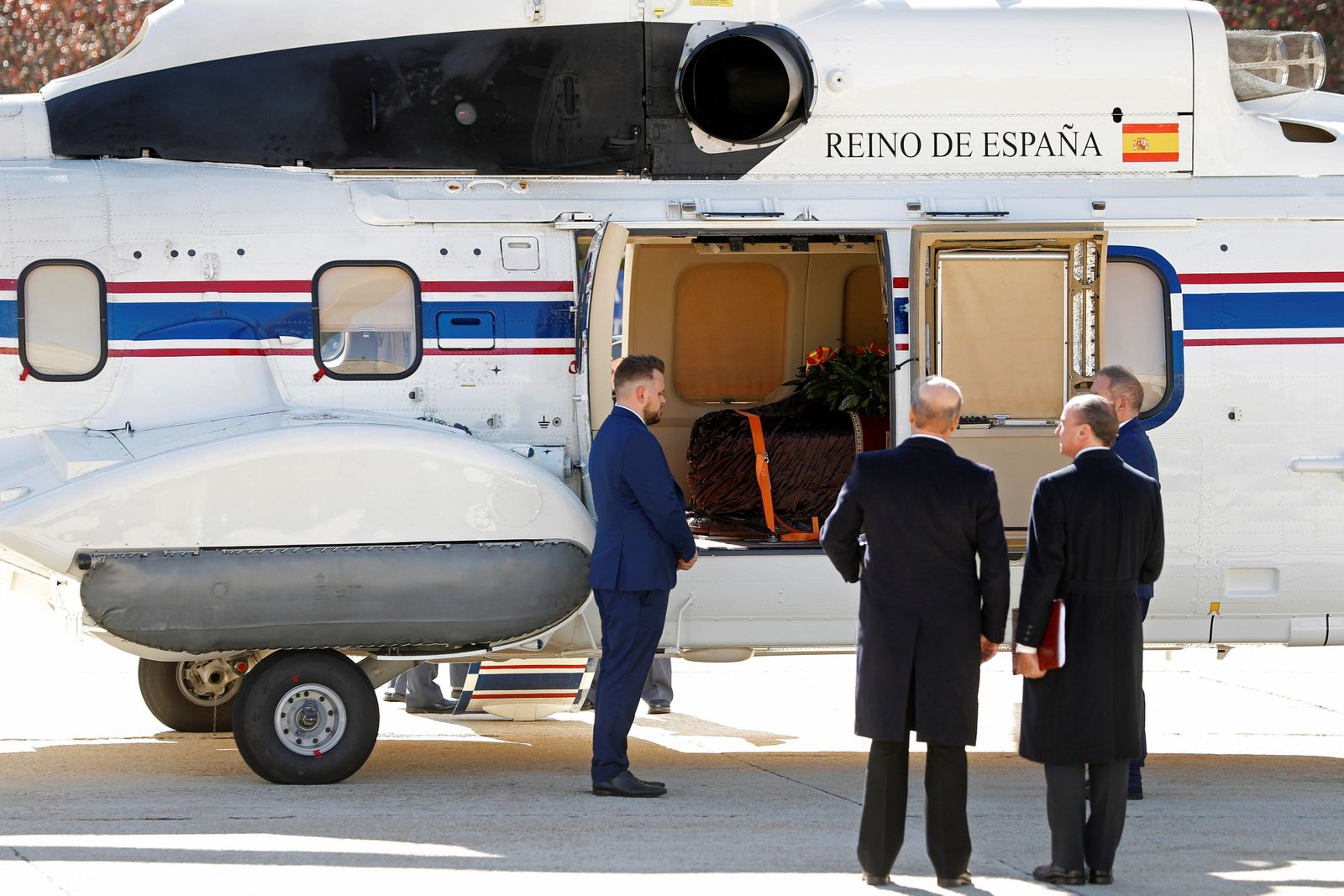 El féretro de Franco, ya en el helicóptero