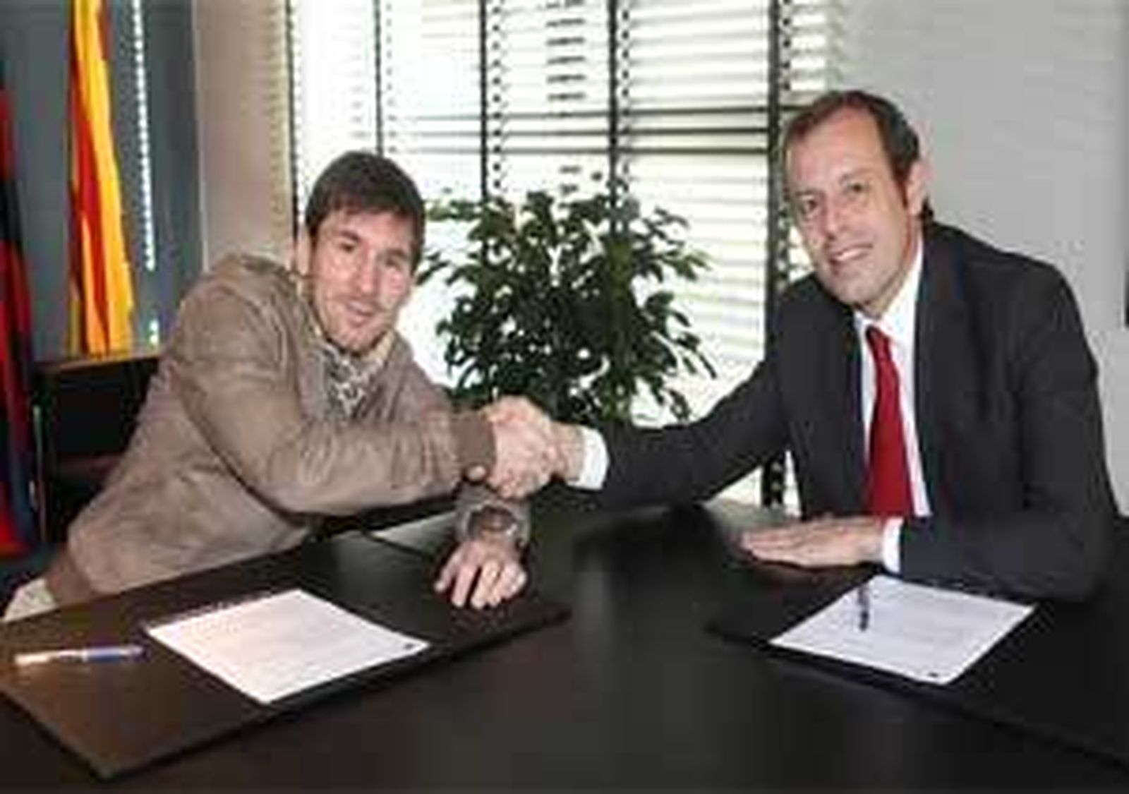 Messi renueva con el Barça hasta el 2018