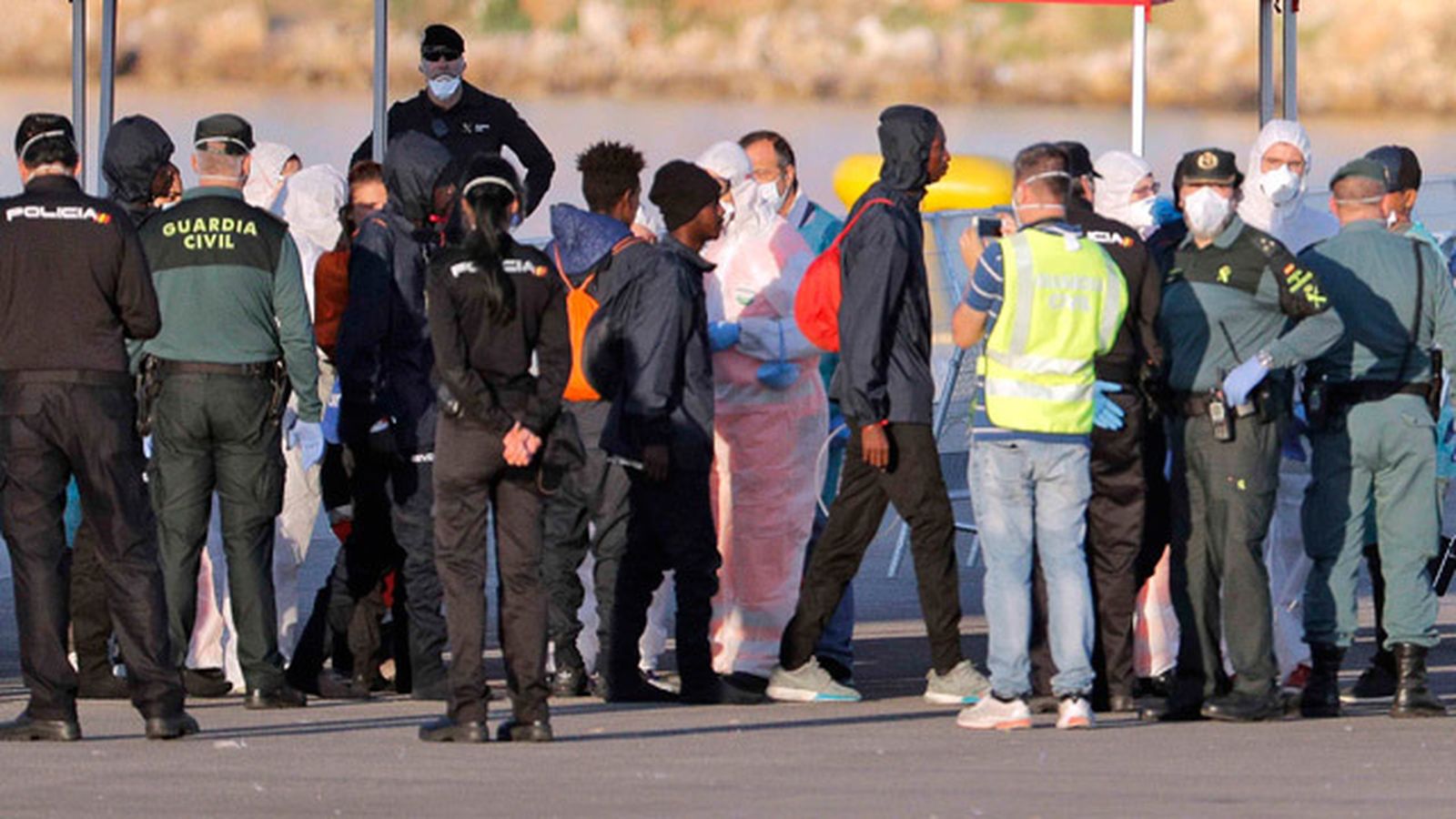 El Dattilo atraca en Valencia con 274 de los 630 inmigrantes del Aquarius