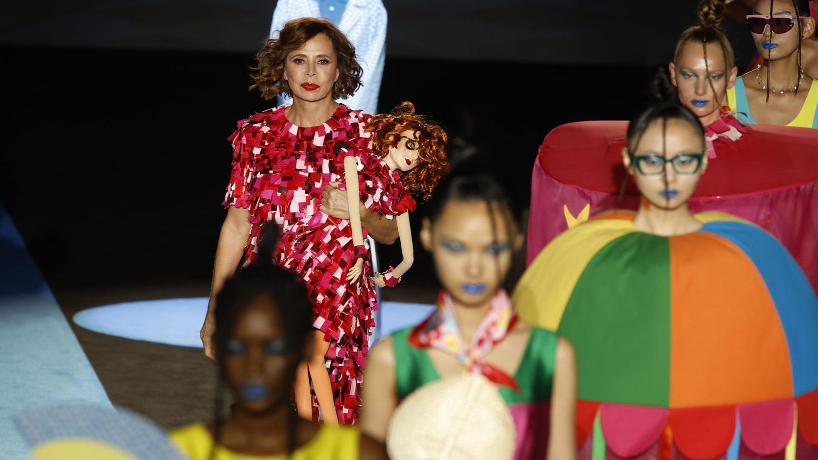 Agatha Ruiz de la Prada explora la IA en su nuevo desfile