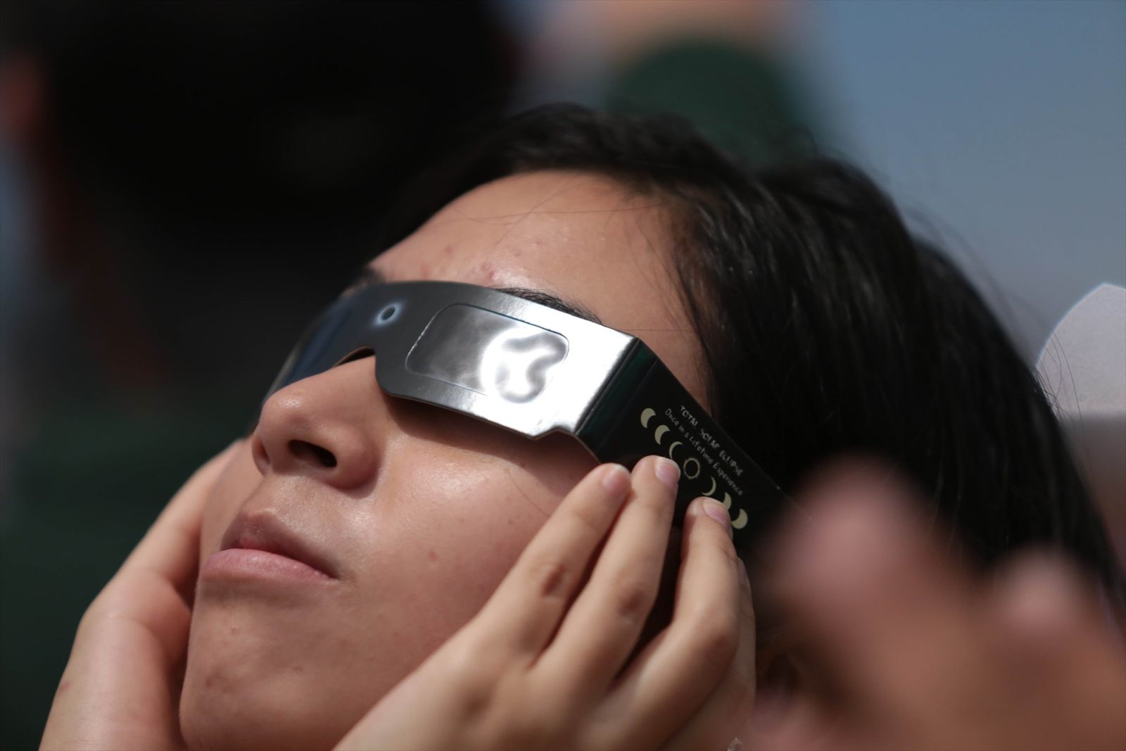 Observación del eclipse solar con gafas especiales